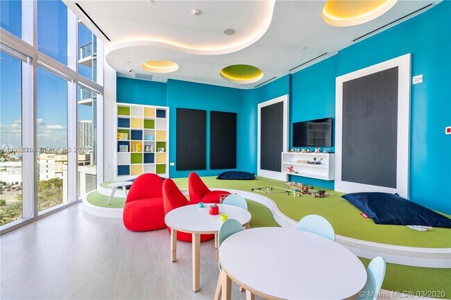 Building Photo - 851 NE 1st Ave