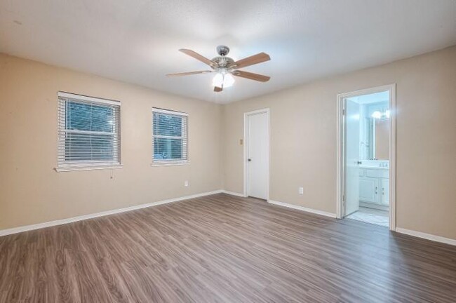 Building Photo - 8450 Ariel St