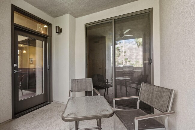 Building Photo - 780 E Palm Canyon Dr