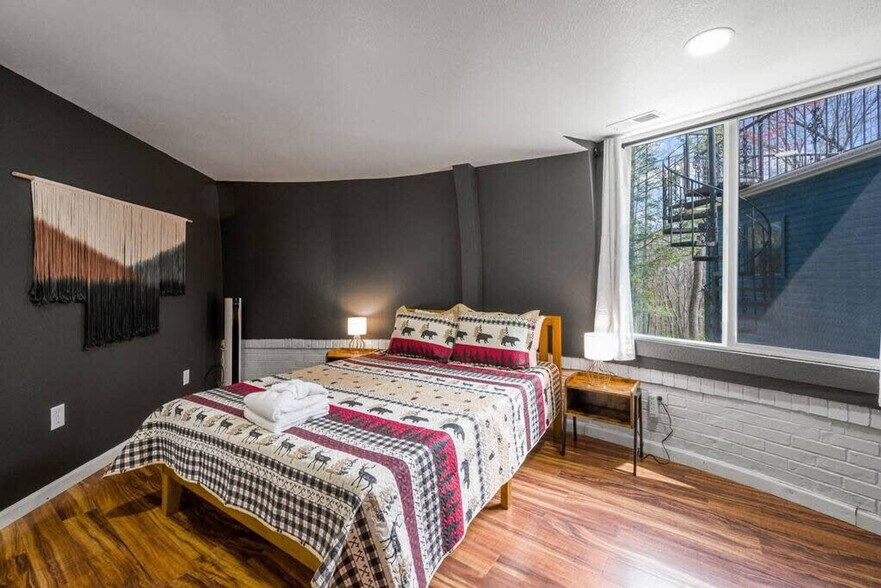 Building Photo - 578 Mountain Dr