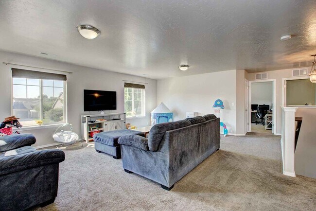 Building Photo - Beautiful 6 bed 2.5 bath home located in t...