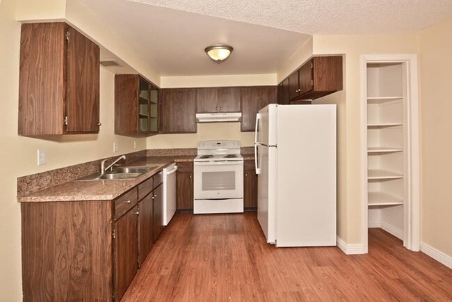 Building Photo - 1122 S Pond St