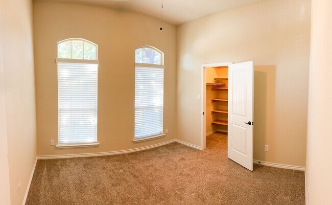 Building Photo - Popular DR Horton Sierra floor plan. 4 bed, 2 1/2 bath, 3 car garage, single story on a corner lo...