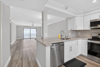 Building Photo - 7076 Huntington Ln