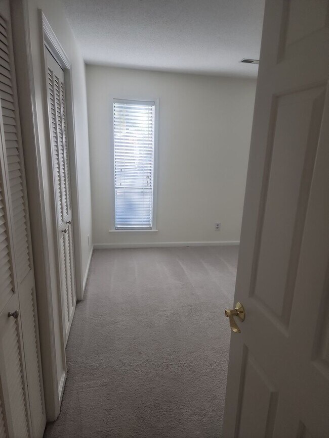 Building Photo - 4100 Sedgewood Dr