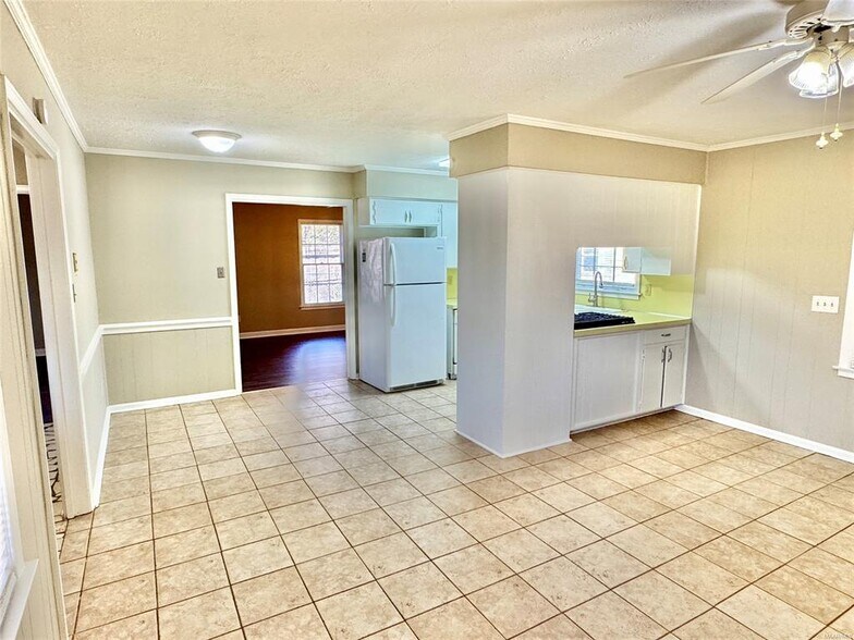 Building Photo - 761 Forestdale Dr