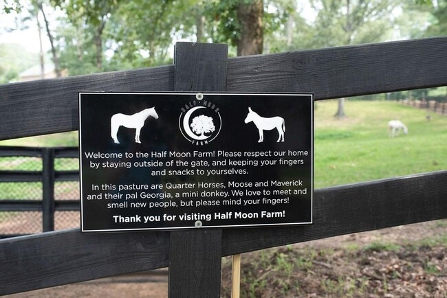 Building Photo - 728 S McCollum Dr