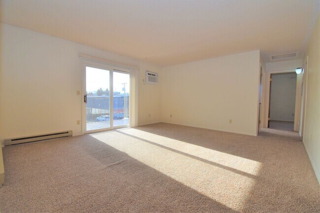 Building Photo - Top Floor Large 2 bedroom 1 bathroom apart...