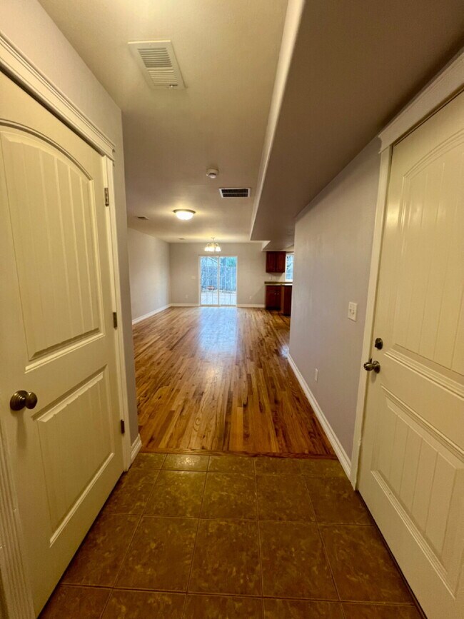 Building Photo - 3 Bedroom Townhome