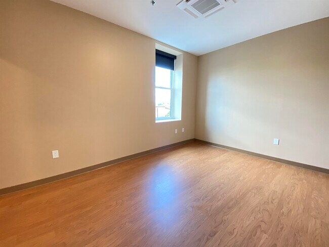 Building Photo - 83 Hanover St