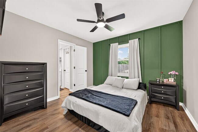 Building Photo - 1005 Avenue D
