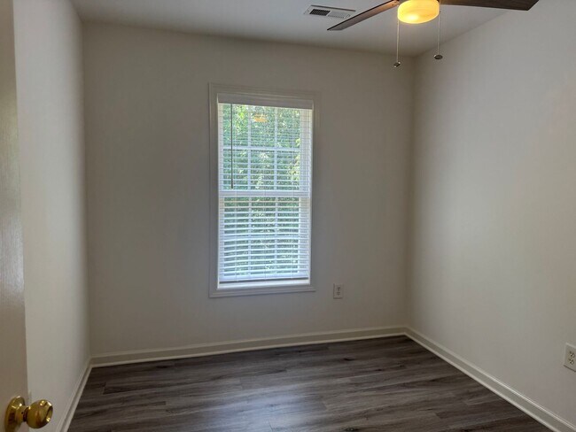 Building Photo - Three Bedroom Townhouse in Sherrills Ford with Bonus Room