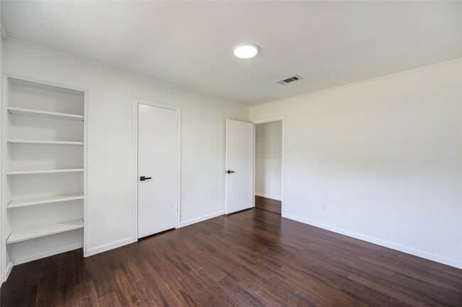 Building Photo - 5930 Miller Valley Dr