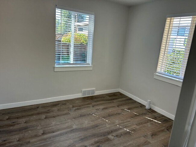 Building Photo - Newly Remodeled Duplex