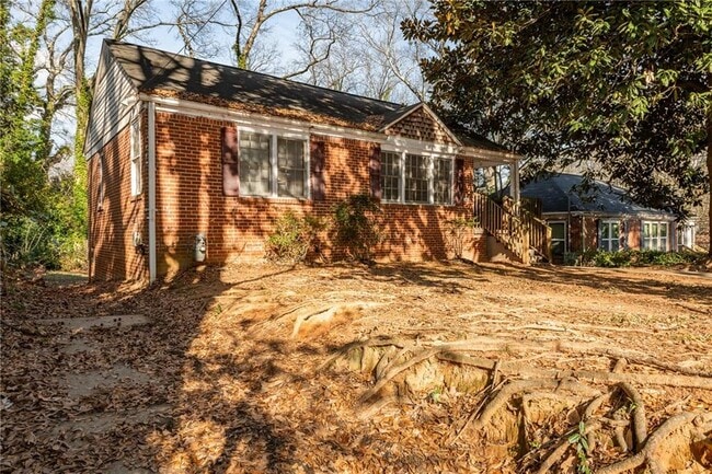 Building Photo - 1801 Oakmont Dr NW