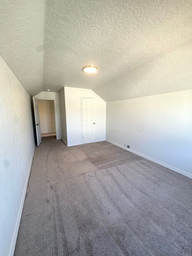Building Photo - Spacious 5-Bedroom Home in Prime Nampa Location