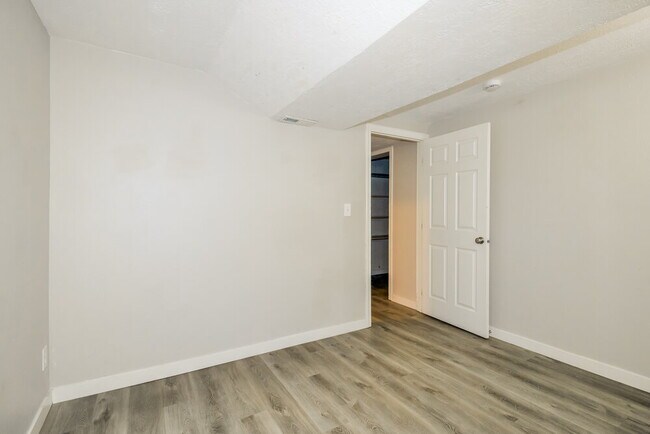 Building Photo - 1831 W Quarter Horse Ave