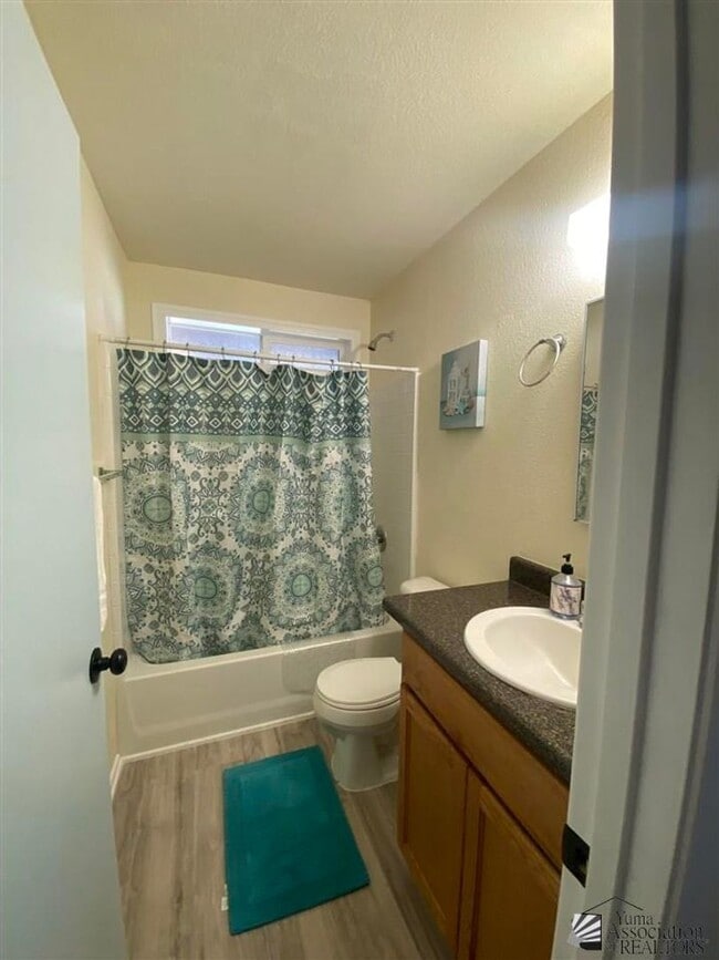 Building Photo - Furnished 3 bed/2bath HOME