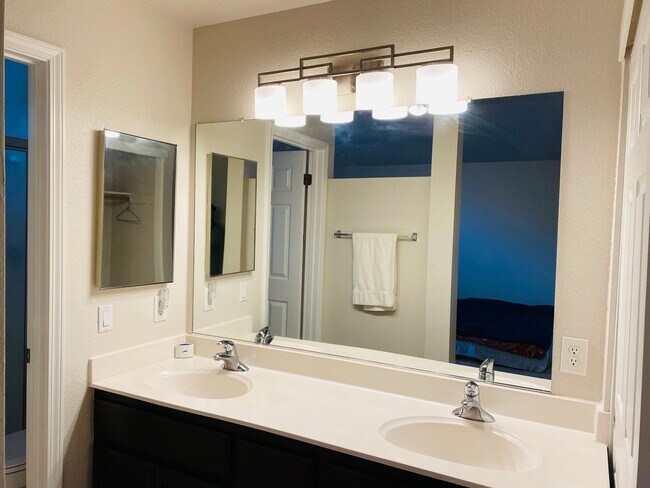 Building Photo - Open Floor Plan, 3 Bed, 2 Bath Home