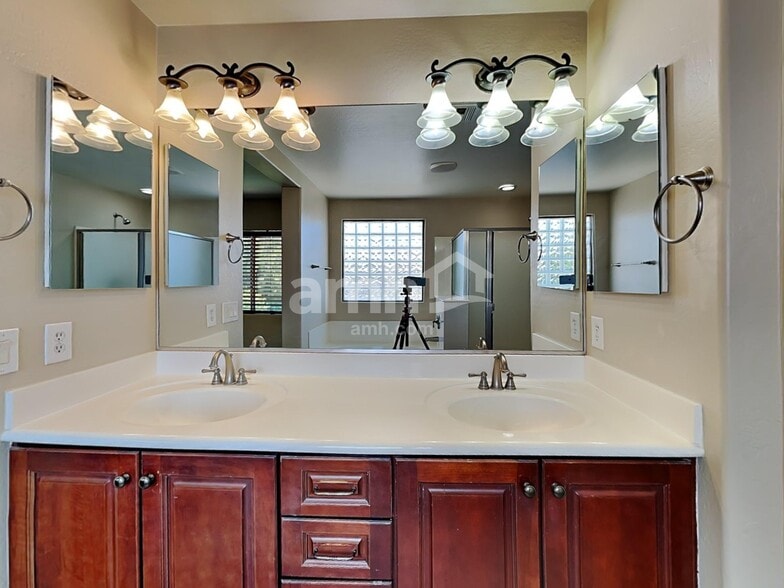 Building Photo - 2422 W Hunter Ct