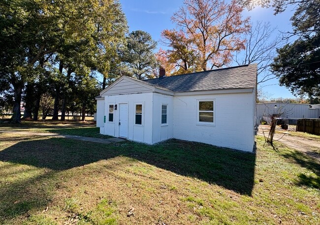 Building Photo - 889 W Main St