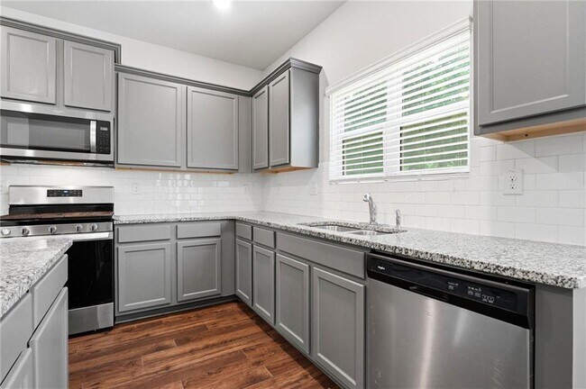 Building Photo - 3132 Hawthorn Farm Blvd