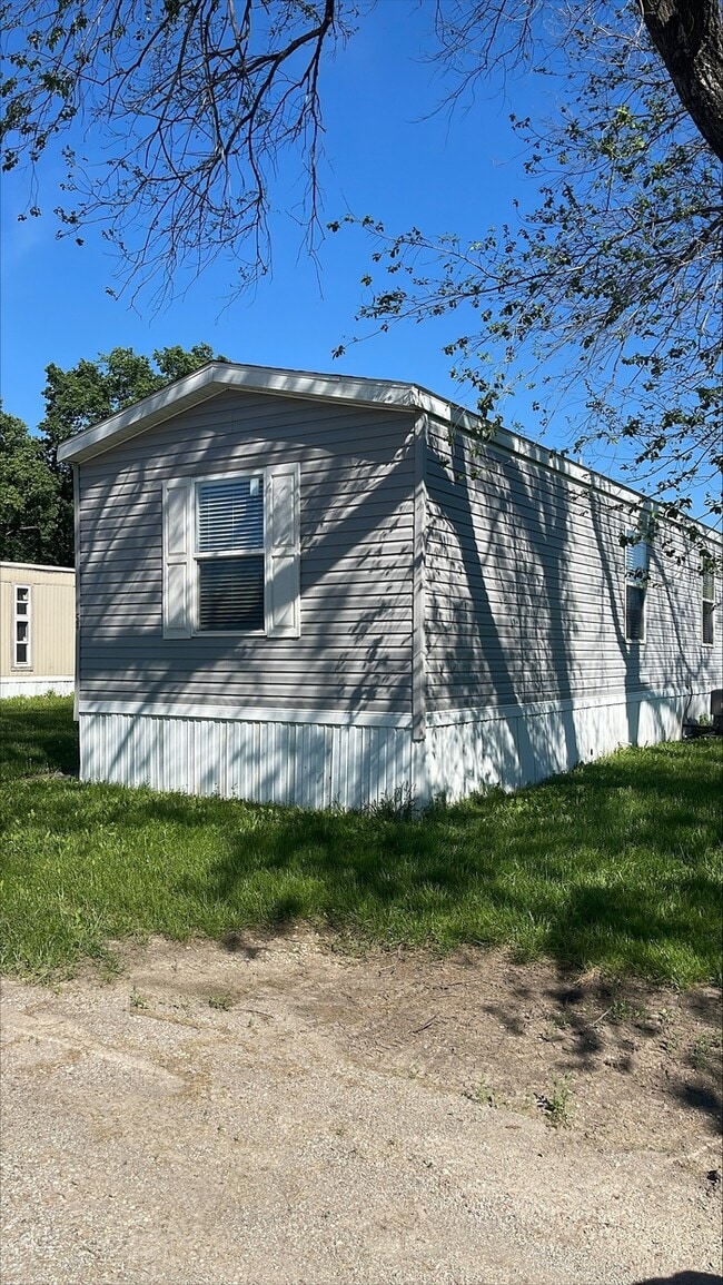 Building Photo - 1753 Rd E