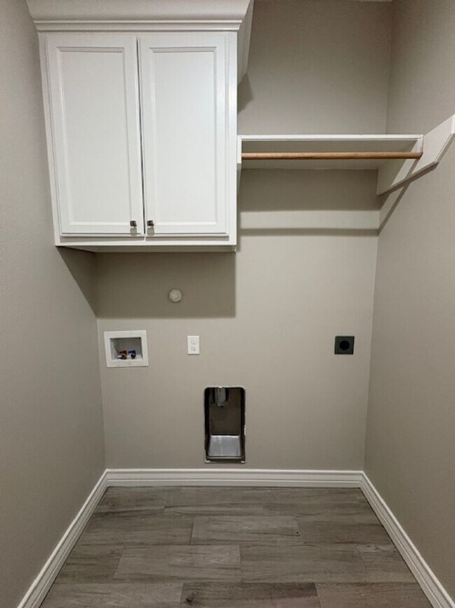 Building Photo - DCR602