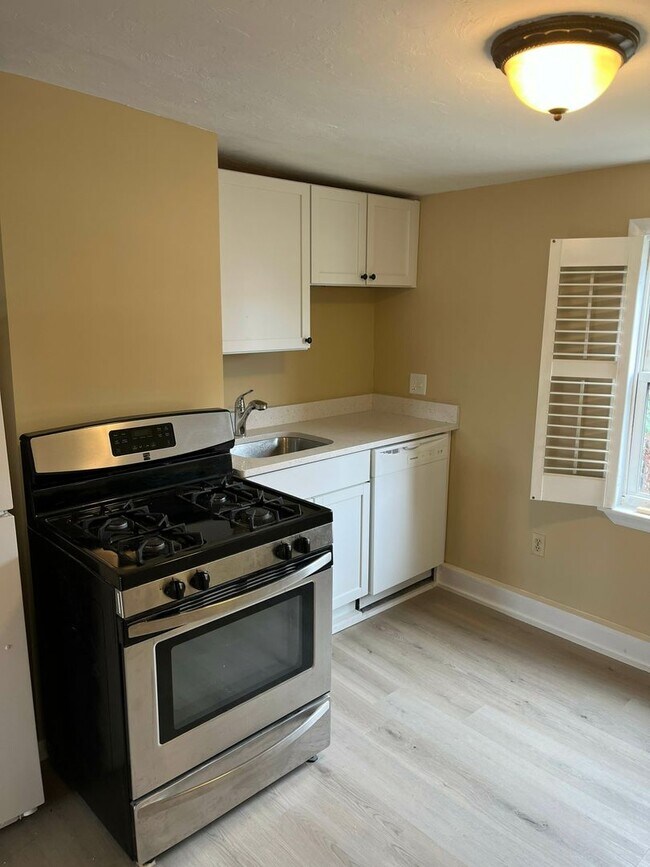 Building Photo - Nicely renovated pet friendly 2 bed in South Boston!