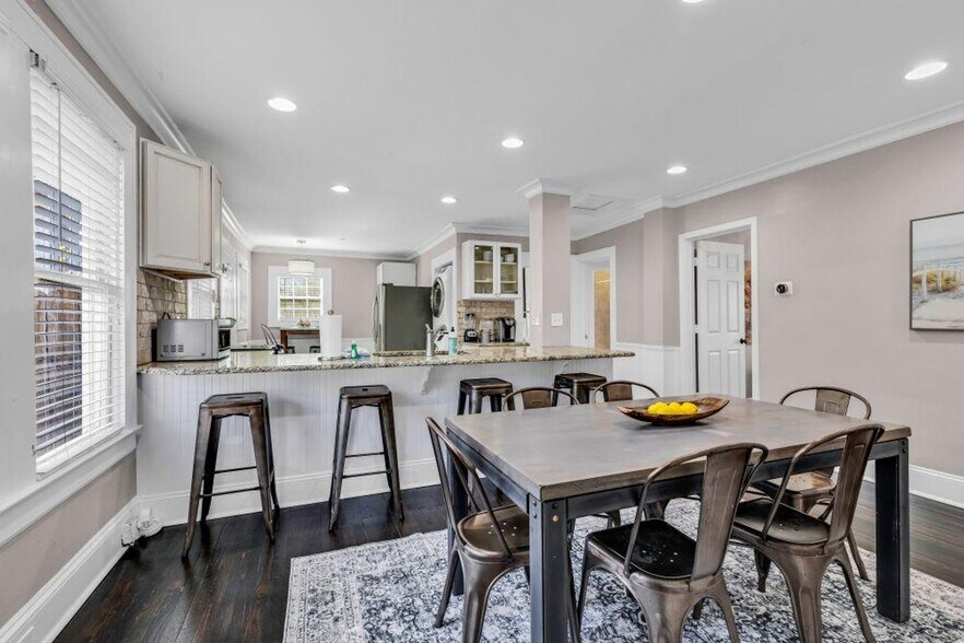 Building Photo - 822 Parkwood Ave