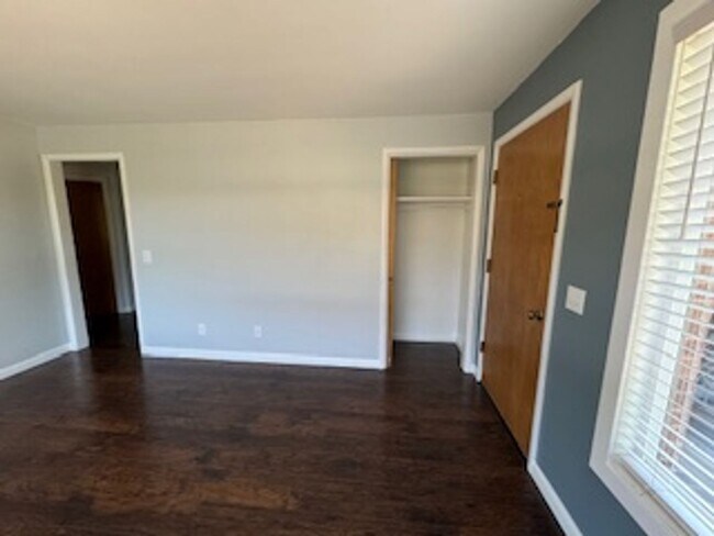 Building Photo - GORGEOUS Avenues Home!!!