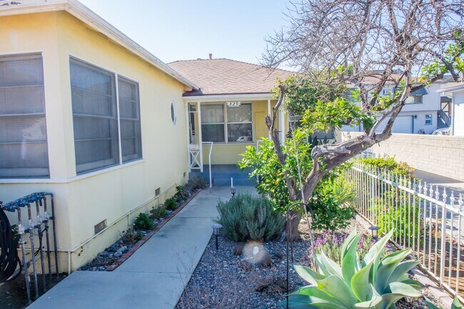 Building Photo - 2nd St., 829-831