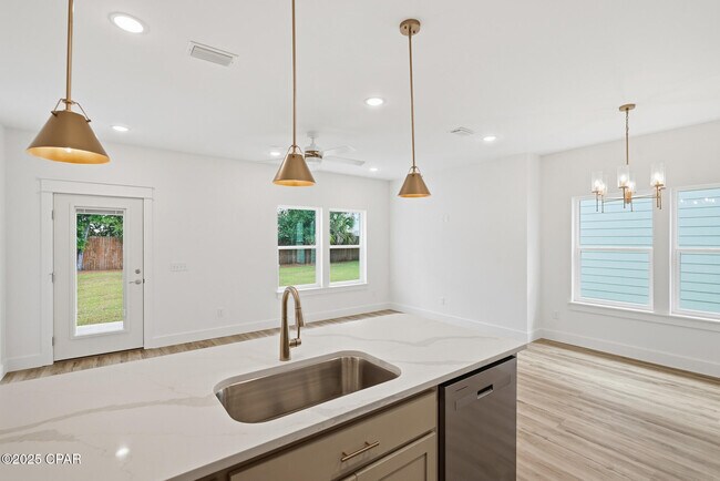 Building Photo - 924 Grace Ave