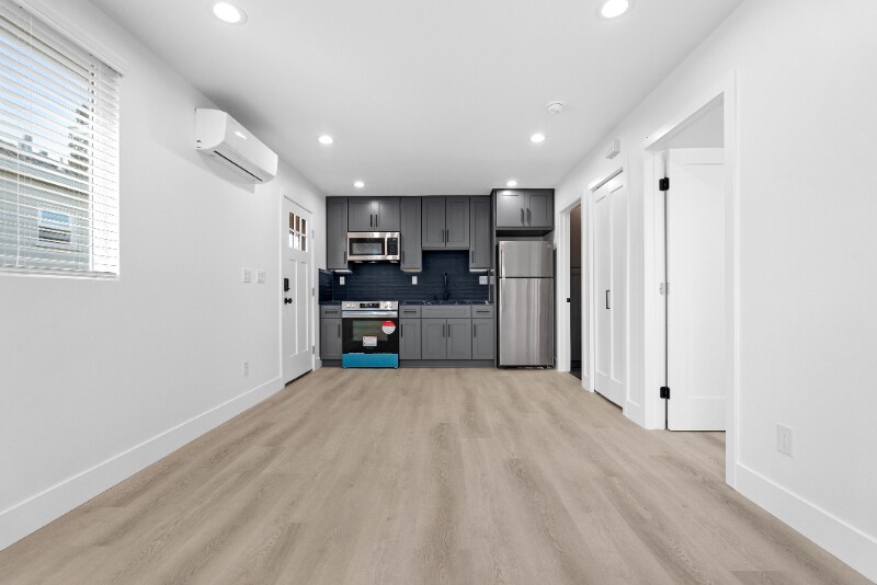 Building Photo - 232 N Hollywood Way