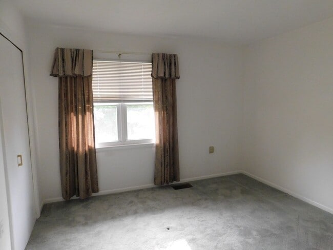 Building Photo - Berryville Townhouse