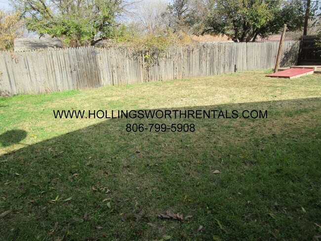 Building Photo - Large 3 bedroom 1.5 bath w/ 2 living areas, bonus room and Laundry room