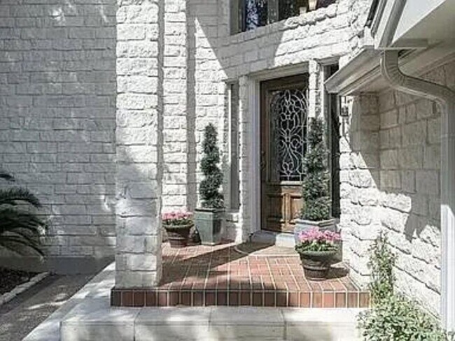 Building Photo - 5607 Courtyard Dr