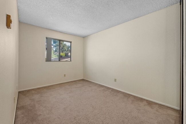 Building Photo - Spacious 3-Bedroom Townhome Near UCSD & UT...