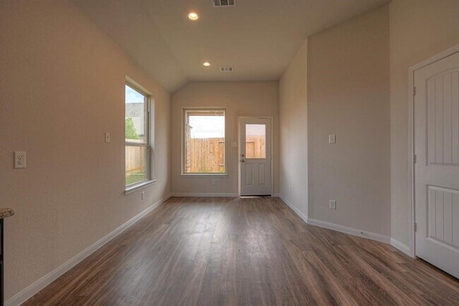 Building Photo - 2206 Spring Hollow Dr