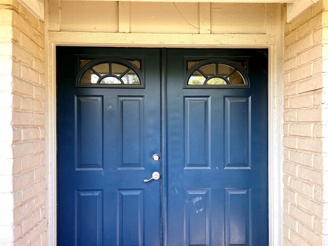 Building Photo - 10608 Spicewood Club Dr