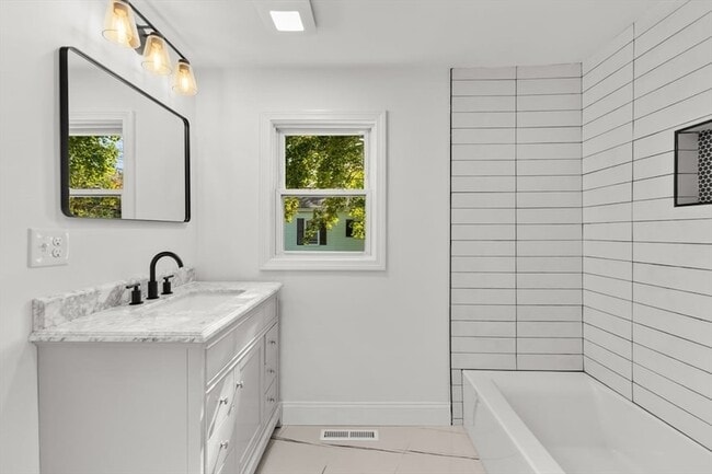 Building Photo - 26 Lamb St