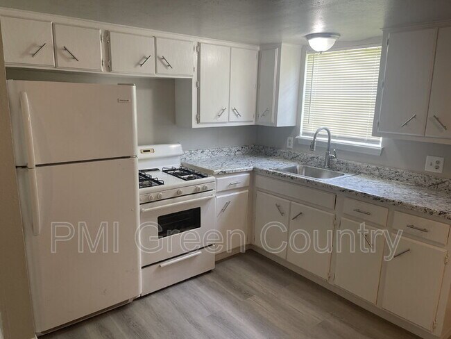 Building Photo - 405 S Maple St