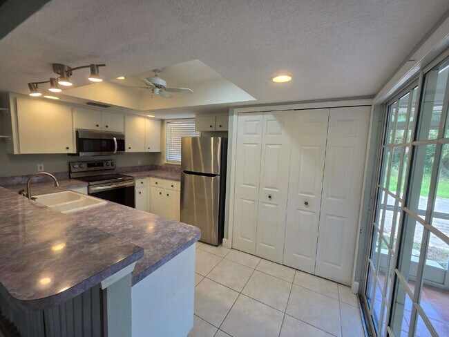 Building Photo - "Charming 2-Bed, 2-Bath North Port Retreat with Gleaming Hardwood Floors!"