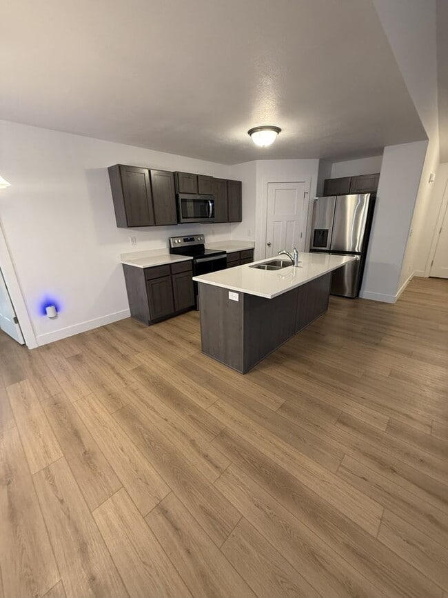 Building Photo - Spacious 3-Bedroom Upper-Level Home in Gra...