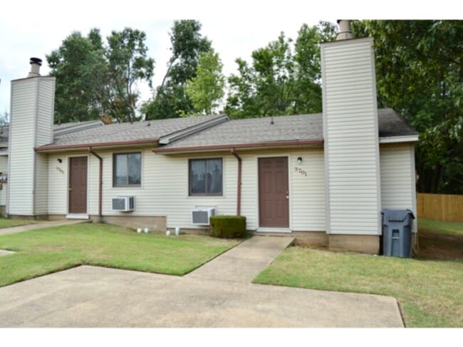 Primary Photo - Lakewood Apartments: Premium Location