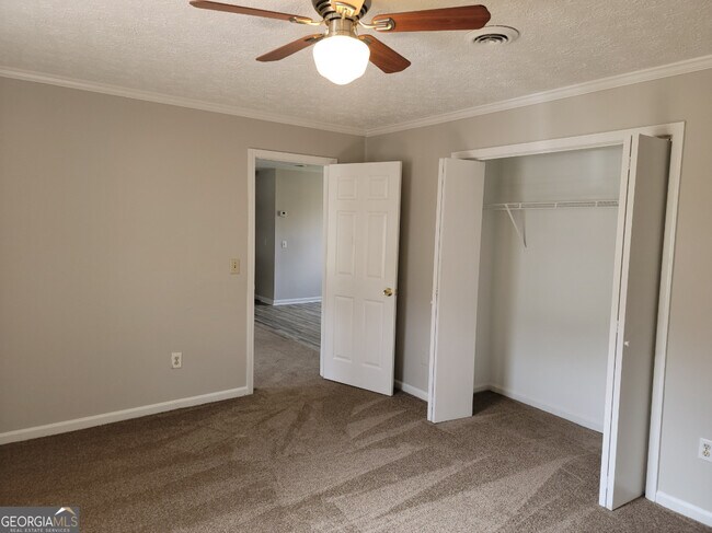 Building Photo - 15 Greenview Dr