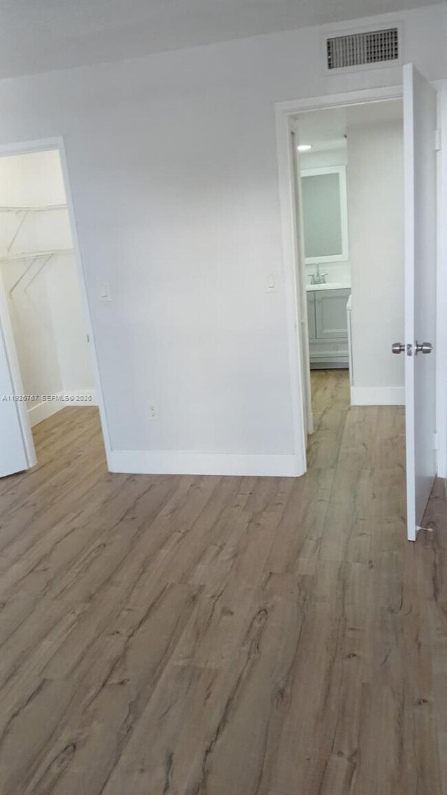 Building Photo - 8820 Fontainebleau Blvd