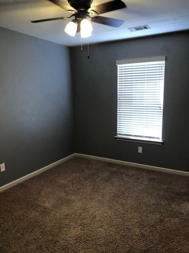 Building Photo - Family Home in LHSD