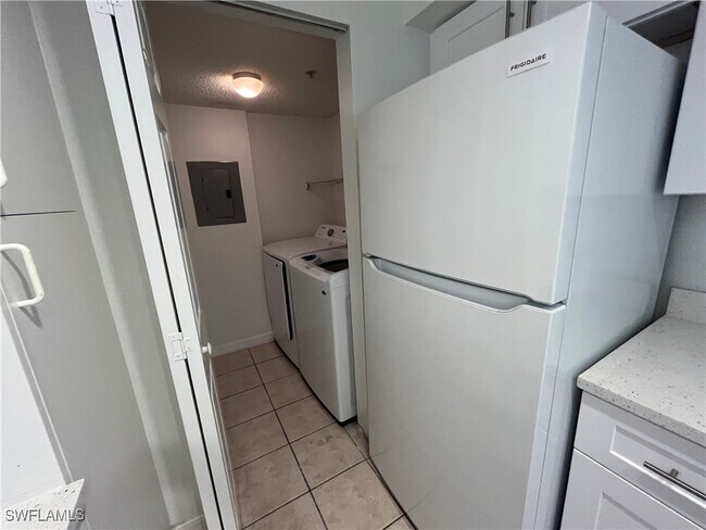 Building Photo - 8950 Colonnades Ct E