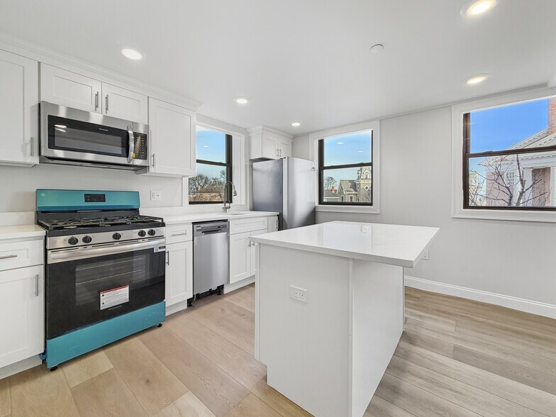 Building Photo - 220 Winthrop St